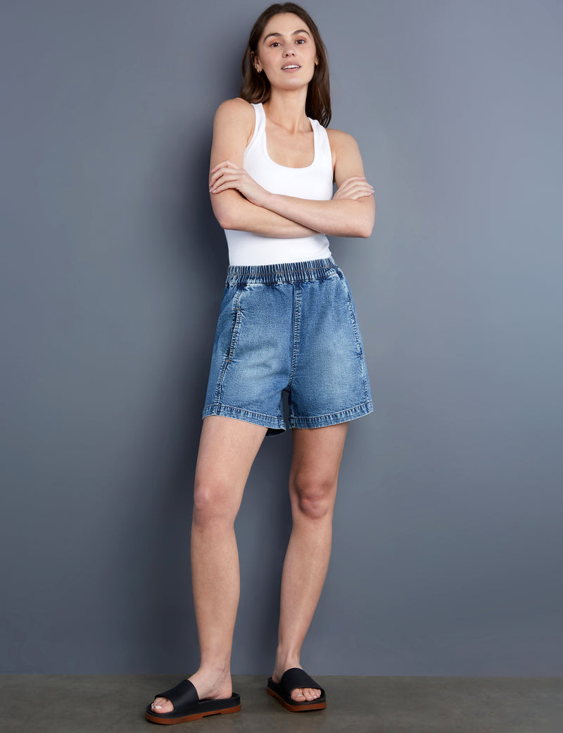 Women's Designer Elastic Waist Denim Pull-On Short in Light Wash